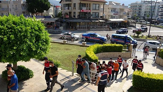 Jandarma'dan insan tacirlerine operasyon: 10 gözaltı