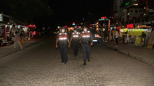 Jandarma'dan Maske, Sosyal Mesafe ve Müzik Denetimi