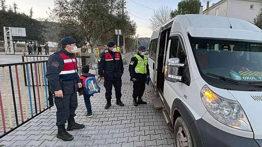 Jandarma'nın 'Huzur ve Güven' uygulamasında 20 şahıs yakalandı
