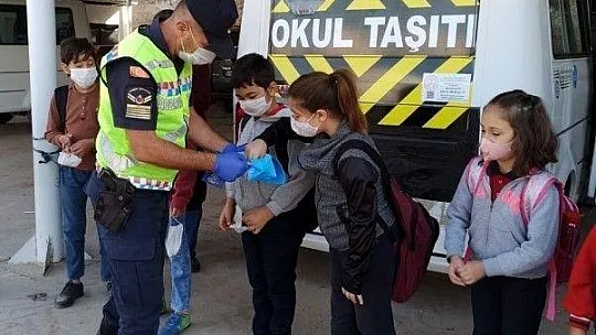 Jandarma servis araçlarını hem denetledi, hem maske dağıttı