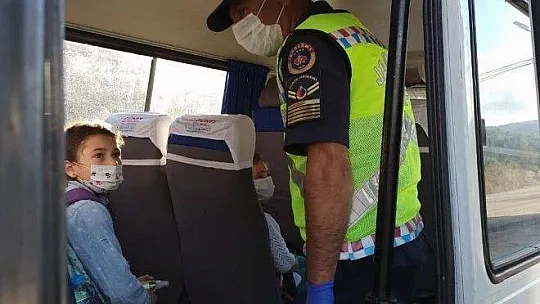 Jandarma servis araçlarını hem denetledi, hem maske dağıttı