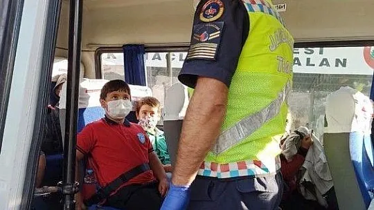 Jandarma servis araçlarını hem denetledi, hem maske dağıttı