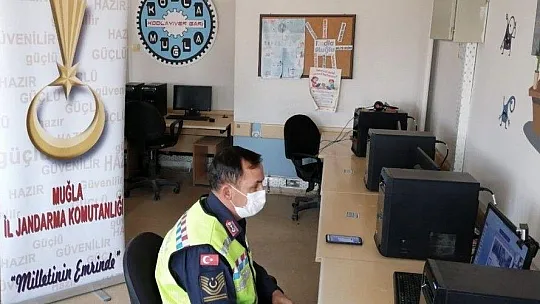 Jandarmadan EBA üzerinde öğrencilere trafik eğitimi