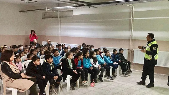 JANDARMADAN MİNİKLERE TRAFİK KURALLARI EĞİTİMİ