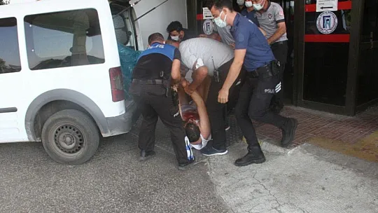 Annesini yemek masasında bıçaklayarak öldüren zanlı tutuklandı