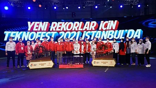 Fethiyeli öğrenci ödülünü Cumhurbaşkanı Erdoğan'dan aldı