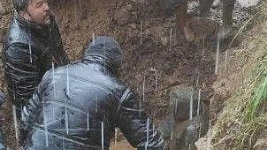 Kablo döşerken çamura saplanan işçi kurtarıldı