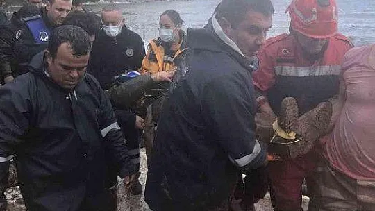 Kablo döşerken çamura saplanan işçi kurtarıldı