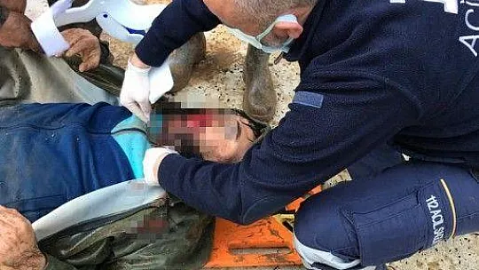 Kablo döşerken çamura saplanan işçi kurtarıldı