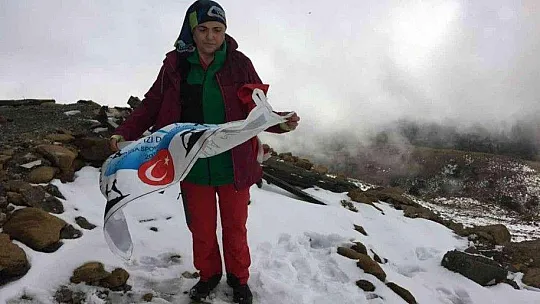 Kadın dağcıdan anlamlı günde tırmanış