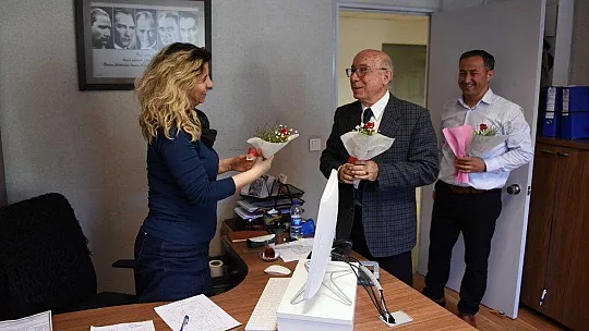 Fethiye Belediyesi'nden Kadın Personele Çiçek