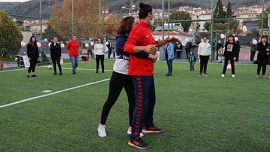Kadınlar meme kanserine dikkat çekmek için futbol oynadı