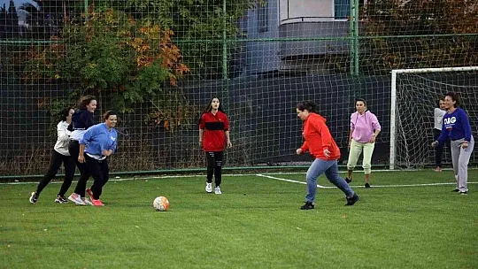 Kadınlar meme kanserine dikkat çekmek için futbol oynadı