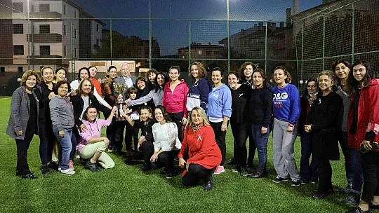 Kadınlar meme kanserine dikkat çekmek için futbol oynadı