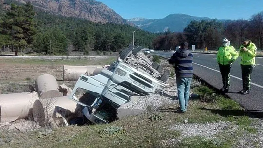 Kağıt yüklü TIR devrildi