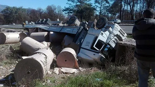 Kağıt yüklü TIR devrildi