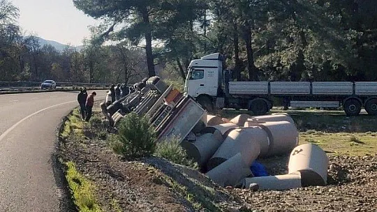 Kağıt yüklü TIR devrildi