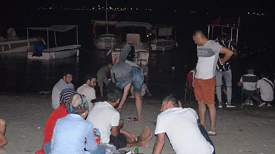 Kalacak yer bulamayınca sahilde konakladılar
