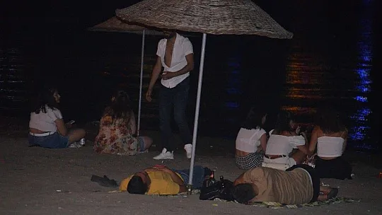 Kalacak yer bulamayınca sahilde konakladılar