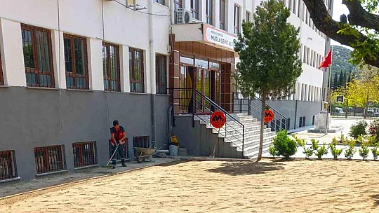 Kamu kurumlarının yeşil alanlarının bakımı Menteşe Belediyesinden