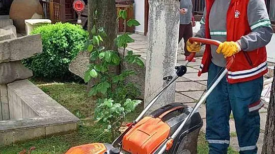 Kamu kurumlarının yeşil alanlarının bakımı Menteşe Belediyesinden