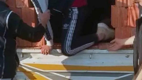 Kamyon kasasında tuğla kamuflajlı göçmen kaçakçılığı