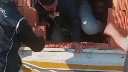 Kamyon kasasında tuğla kamuflajlı göçmen kaçakçılığı