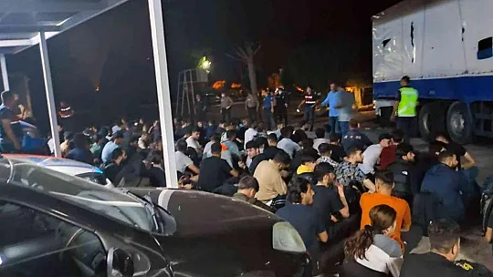 Kamyon kasasından 111 düzensiz göçmen çıktı