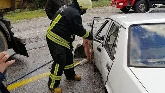 Kamyon otomobili ezip geçti