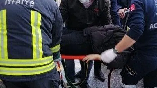 Kamyon otomobili ezip geçti