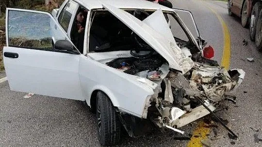 Kamyon otomobili ezip geçti