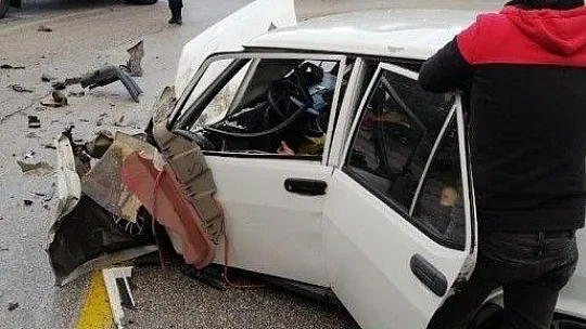 Kamyon otomobili ezip geçti