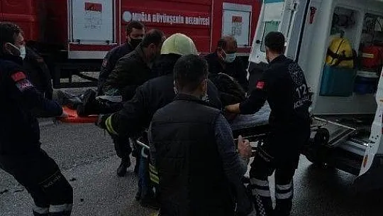 Kamyon otomobili ezip geçti