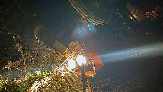 KAMYONET TRAKTÖRE ÇARPTI: 1 ÖLÜ