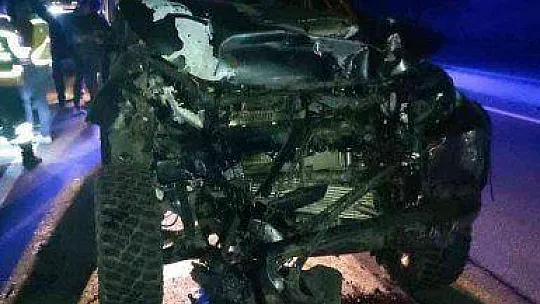 KAMYONET TRAKTÖRE ÇARPTI: 1 ÖLÜ