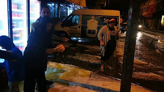 Kar yağışına hasret Marmarisliler, yağan doluda doyasıya eğlendi