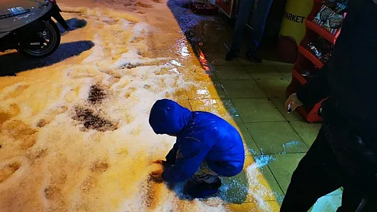 Kar yağışına hasret Marmarisliler, yağan doluda doyasıya eğlendi
