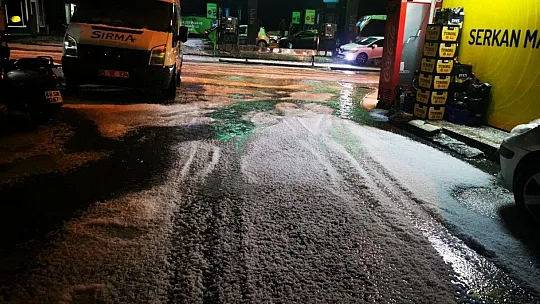 Kar yağışına hasret Marmarisliler, yağan doluda doyasıya eğlendi
