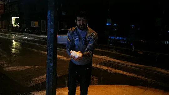 Kar yağışına hasret Marmarisliler, yağan doluda doyasıya eğlendi