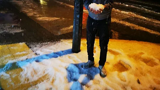 Kar yağışına hasret Marmarisliler, yağan doluda doyasıya eğlendi