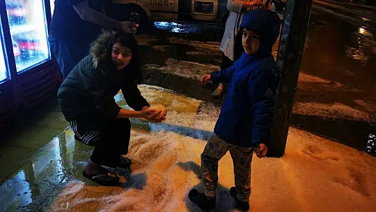 Kar yağışına hasret Marmarisliler, yağan doluda doyasıya eğlendi