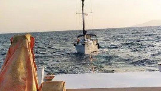 Karaada açıklarında sürüklenen tekne kurtarıldı