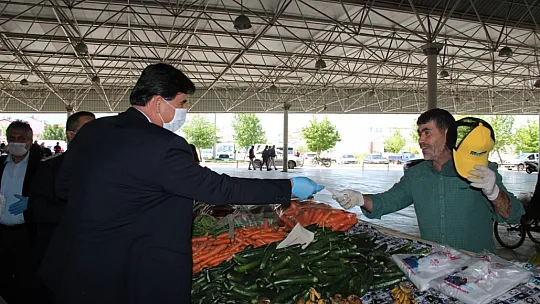 Karaca, pazarlarda ücretsiz maske dağıtımını sürdürdü
