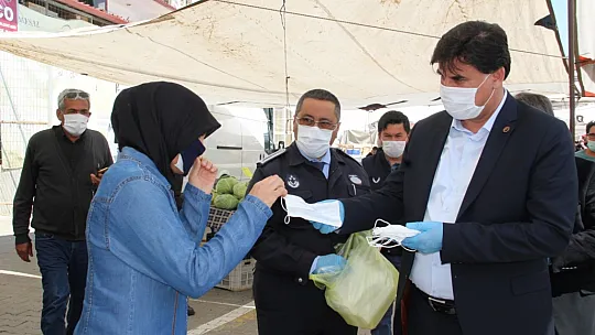 Karaca, pazarlarda ücretsiz maske dağıtımını sürdürdü