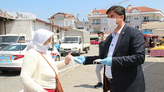 Karaca, pazarlarda ücretsiz maske dağıtımını sürdürdü