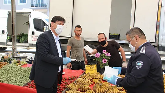 Karaca, pazarlarda ücretsiz maske dağıtımını sürdürdü