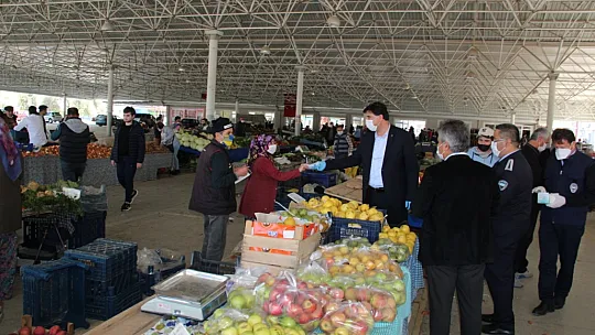 Karaca, pazarlarda ücretsiz maske dağıtımını sürdürdü