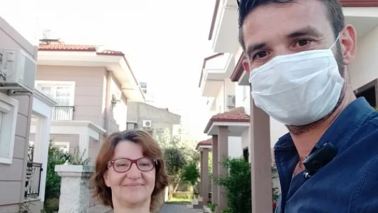 Annelere çiçek hediye edildi