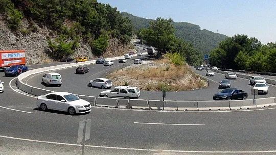 Karayolunda yine uzun kuyruklar oluştu