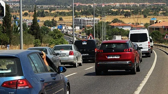 Karayolunda yine uzun kuyruklar oluştu